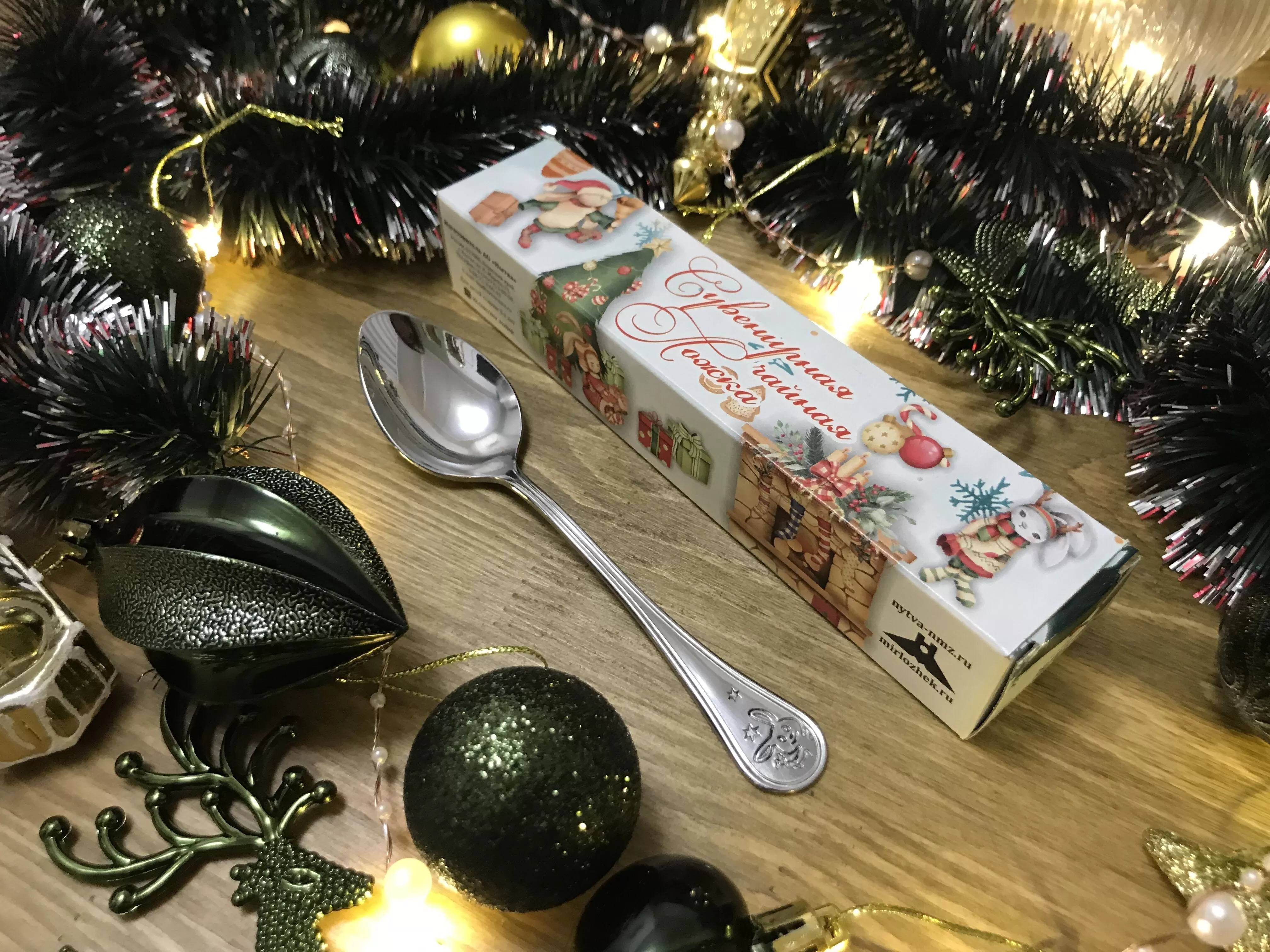 Подарите сувенирную чайную ложку с зайчиком в новогодней коробке вместо открытки 